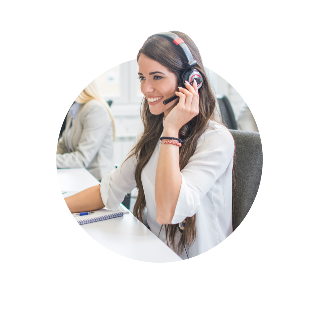 Eine telefoniert mit Headset und lächelt dabei.